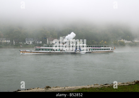 "Goethe" letzter Raddampfer auf dem Rhein in den letzten Tagen des Dienstes unter Dampf, Ankunft in Lahnstein an einem nebligen Morgen. Stockfoto