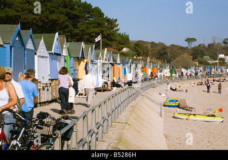 Ansicht von Menschen zu Fuß am Meer. Strand Hütten. Avon Strand, Christchurch, Dorset. VEREINIGTES KÖNIGREICH. Stockfoto