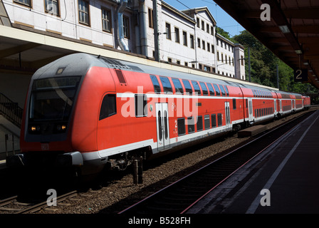 Deutschland Eisenbahn Doppeldecker Regional Express (RE) Personenzug, Wuppertal, Nordrhein-Westfalen, Deutschland. Stockfoto