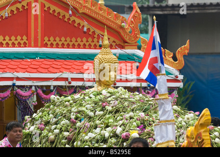 Die schwimmenden Buddha-Statue in Lotusblüten auf dekorierten Kahn bei der Parade anlässlich Rap Bua in Bang Plee abgedeckt Stockfoto