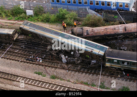 Draufsicht auf das Zugunglück von Paddington Okt 1999 entgleiste Wagen des Zuges an den Absturz auf seiner Seite neben einem ausgebrannten zerstörten Wagen in Ladbroke Grove in der Nähe von Paddington Station Stockfoto