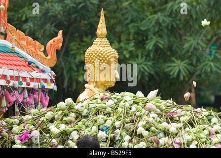 Die schwimmenden Buddha-Statue in Lotusblüten auf dekorierten Kahn bei der Parade anlässlich Rap Bua in Bang Plee abgedeckt Stockfoto