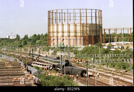 Die zerstörte entgleiste Zug Unfall in Ladbroke Grove in der Nähe von Paddington Station Rettungskräfte umgeben die Szene von der schrecklichen Schiene Absturz-Katastrophe Stockfoto