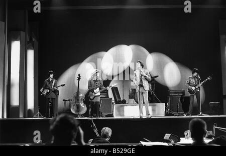 Rolling Stones Dateien Bill Wyman Keith Richards Mick Jagger Charlie Watts Brian Jones gesehen hier auf der Bühne im London Palladium 22. Januar 1967 durchführen Stockfoto