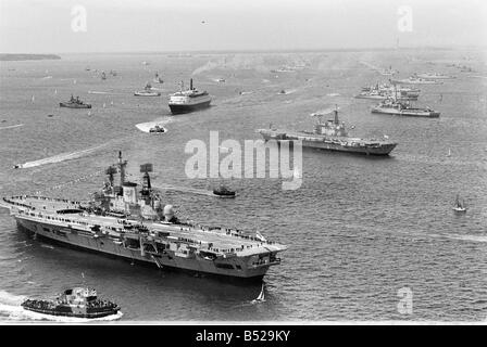 Silver Jubilee Navy Review Juni 1977 die Cunard Cruise Liner QE2 Segeln durch die Silver Jubilee Navy Review Flotte in Spithead im Solent Stockfoto