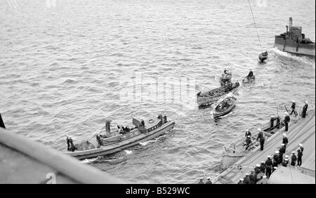 Krieg Krieg einer deutschen Flotte Kapitulation Segler beobachten die deutsche Flotte Kapitulation bei Scapa Flow in Schottland in 1918 Besatzung versenkte deutsche Flotte an Deck der britischen Kriegsschiff WWI Veranstaltungen M100 M100 Stockfoto