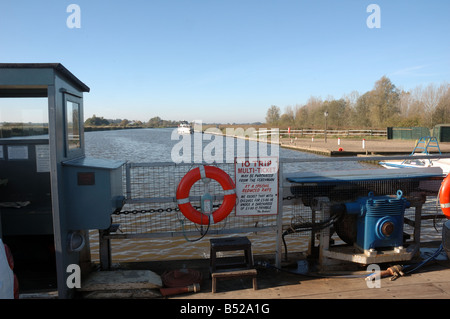 Kette-Fähre über den Fluß Yare im Reedham, Norfolk Broads National Park Stockfoto