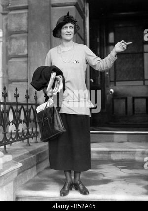 Lady Nancy Astor konservative Kandidat für Sutton Bezirk von Plymouth in der 1924 Parlamentswahlen gesehen außerhalb ihrer Londoner Residenz Lady Astor war die erste Frau in das House Of Commons 1920er Jahre Oktober 1924 gewählt werden Stockfoto