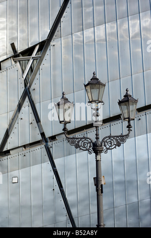 Außenansicht des metallischen Stahlwände Judisches oder Jüdisches Museum, entworfen von Daniel Libeskind in Berlin Deutschland Stockfoto