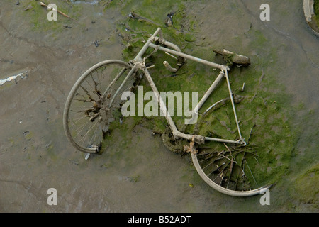 aufgegeben von Fahrrad im Schlamm am Ufer der Themse Ebbe in Blackwall - London UK Stockfoto