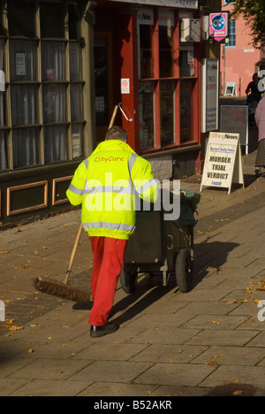 Citycare des Rates Arbeiter in Warnkleidung arbeiten auf den Straßen von Norwich, Norfolk, Großbritannien Stockfoto