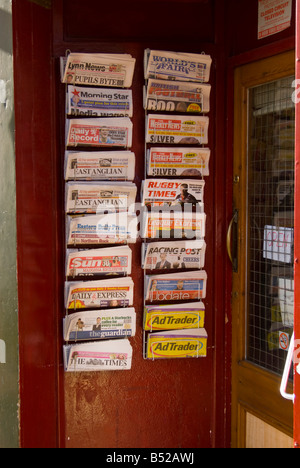 Anzeige von verschiedenen Zeitungen außerhalb uk Zeitschriftenläden im rack Stockfoto