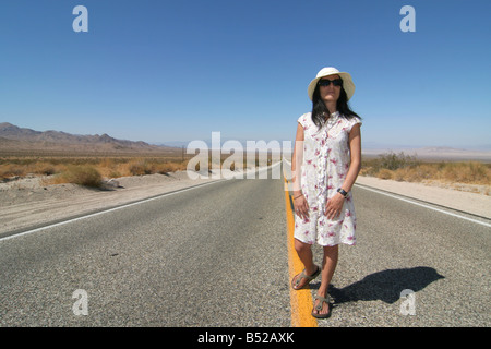 Touristische Reisende auf leere Wüstenstraße Betweeen Joshua Tree National Park und Highway 40, in Kalifornien, USA Stockfoto