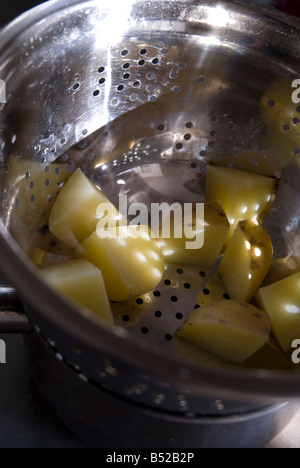 Neue Kartoffeln in einem Sieb abtropfen Stockfoto