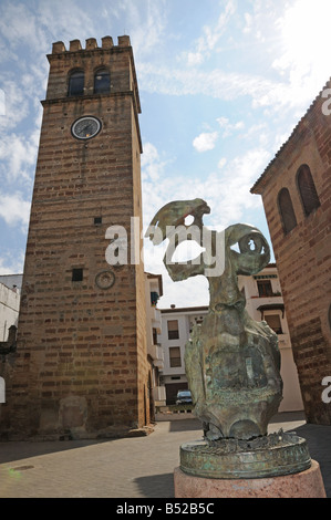 Statue in Plaza de Santa María la Mayor mit freistehenden 15. Jahrhundert Torre del Reloj Uhrturm in Andujar Andalusien Spanien Stockfoto