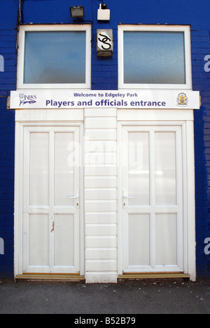 Spieler und Funktionäre Eingang Edgeley Park Stockfoto