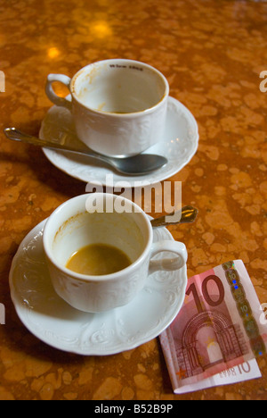 Leere Kaffeetassen und ein zehn-Euro-Schein im Cafe Central in Wien Österreich Europa Stockfoto