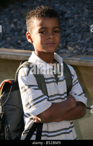 Junge Mischlinge junge tragen Rucksack Stockfoto