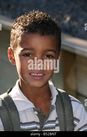 Junge Mischlinge junge tragen Rucksack Stockfoto