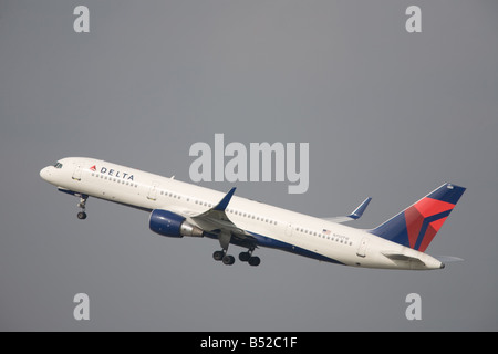 DELTA Air Linien Boeing 757 N702TW dem Start am Flughafen Manchester-Mann, UK Stockfoto