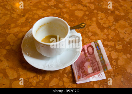 Leere Kaffeetasse und ein zehn-Euro-Schein im Cafe Central in Wien Österreich Europa Stockfoto