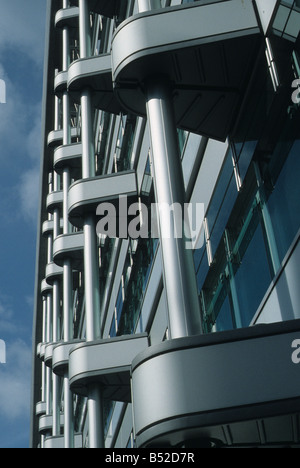 Berlin. Schrägansicht des Details der Südfassade des Ludwig Erhard Hauses, der Berliner Börse. Stockfoto