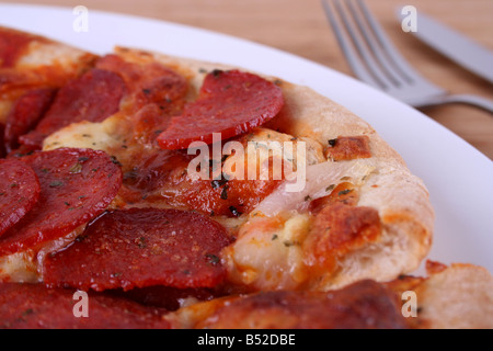 Pizza auf einem Teller mit Messer und Gabel Stockfoto