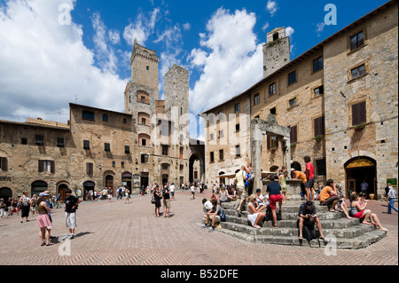 Historischen Türmen und öffentliche Zisterne, Piazza della Cisterna, San Gimignano, Toskana, Italien Stockfoto