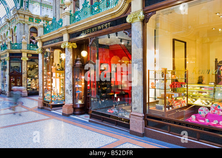 Einkaufszentrum, UK - Luxus-Läden und Geschäfte in Victoria Quarter Arcade, Leeds, Yorkshire Stockfoto