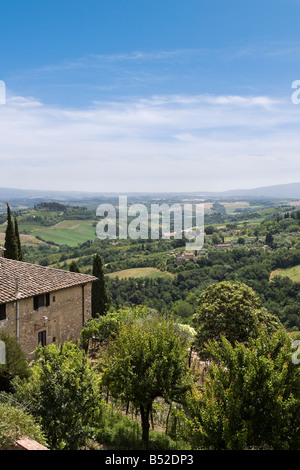 Blick über die Landschaft von den Mauern von San Gimignano, Toskana, Italien Stockfoto