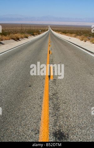 Leere Wüstenstraße Betweeen Joshua Tree National Park und der Highway 40 in Kalifornien, USA Stockfoto