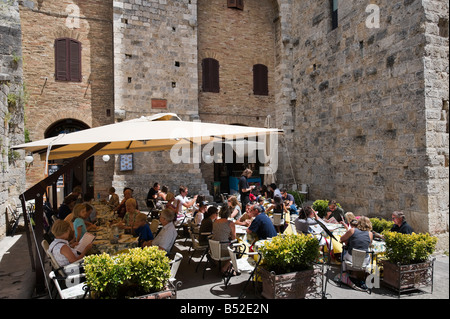 Restaurant im Zentrum der Altstadt unter einem der alten Türme, San Gimignano, Toskana, Italien Stockfoto