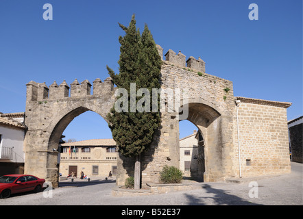 Arco de Villalar Arch und Puerta de Jaen Baeza Andalusien Spanien Stockfoto