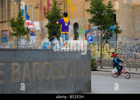 Kinder vor MACBA Kunstmuseum am Placa Dels Angels in El Raval Distrist von Barcelona Spanien Europa Stockfoto