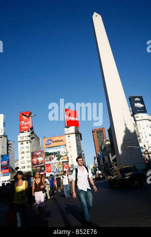 Menschen Sie März 2008 - überqueren der Avenida 9 de Julio mit dem Obelisk und Plaza Republica im Hintergrund Buenos Aires Argentinien Stockfoto