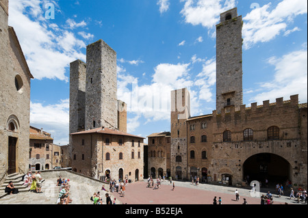 Blick auf den Piazza Duomo und die historischen Türme von außerhalb der Collegiata (Duomo), San Gimignano, Toskana, Italien Stockfoto