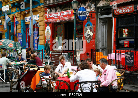 Menschen Sie März 2008 - sitzen an einem im Freien in La Boca Buenos Aires Argentinien Stockfoto