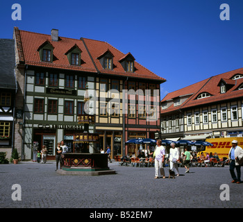 Halbe Fachwerkhaus und bemalten Ladenfronten, Hotels und Bars im Zentrum von Wernigerode, Harz Mountains, Deutschland, Deutschland Stockfoto