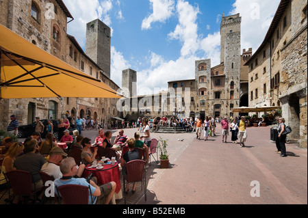 Cafe in Piazza della Cisterna im Zentrum der Altstadt, San Gimignano, Toskana, Italien Stockfoto