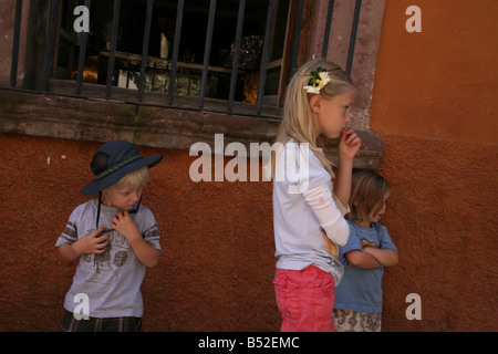 Drei Kinder auf der Suche Langeweile beim warten auf ihre Eltern. Stockfoto