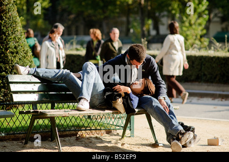 Auf einer Parkbank neben der Seine, Paris, Frankreich-Liebhaber. Stockfoto