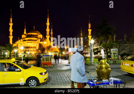 Taxifahrer warten zusammen mit Simit türkische Bagels und Tee Anbieter vor der blauen Moschee. Türkei, Istanbul, Sultanahmet. Stockfoto