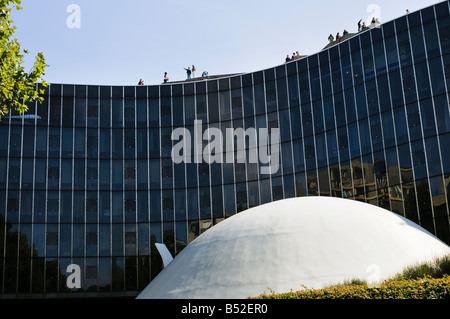 Außenansicht der kommunistischen Partei-Zentrale vom brasilianischen Architekten Oscar Niemeyer. Paris, Frankreich. Stockfoto