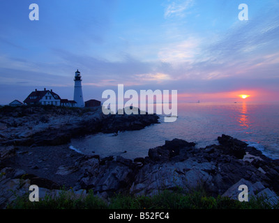 Fort Williams Leuchtturm bei Sonnenaufgang auf felsigen Küste Maines Stockfoto