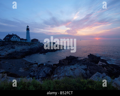 Fort Williams Leuchtturm bei Sonnenaufgang auf felsigen Küste Maines Stockfoto