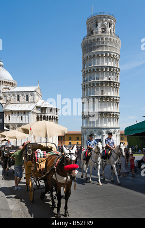 Pferdekutsche Kutsche und berittene Polizei vor dem Dom und Schiefer Turm, Campo dei Miracoli, Pisa, Toskana, Italien Stockfoto