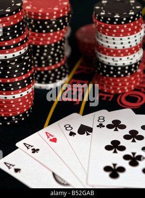 Ein Stillleben eine gewinnende Pokerhand, Asse und achten. Stockfoto