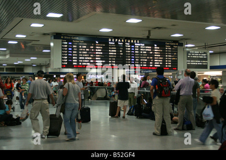 Reisende, Touristen, Pendler, die in der Nähe der Abflugtafel in der New York Penn Station warten, 8. Oktober 2007 Stockfoto