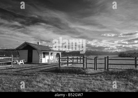 Holzhütte bei McDougall Memorial United Church in der Nähe von Morley, Alberta Stockfoto