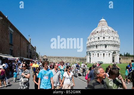 Das Baptisterium und Markt Stände in der Piazza dei Miracoli, Pisa, Toskana, Italien Stockfoto